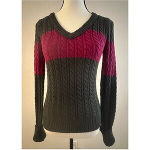 Cable-knit V-neck sweater size SMALL